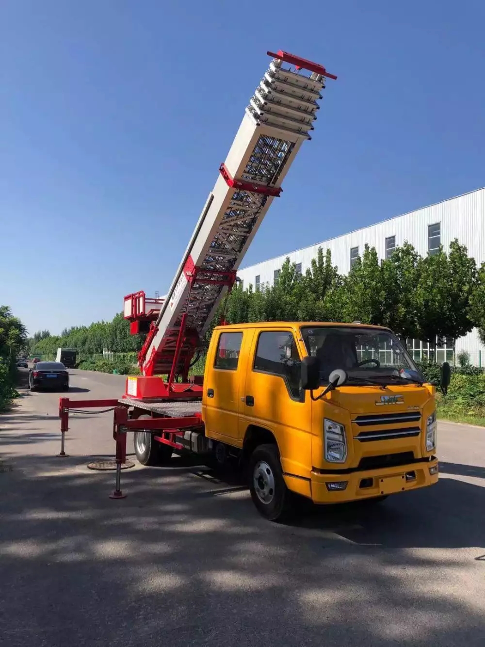 都昌县附近的云梯车出租服务：轻松解决高空作业需求