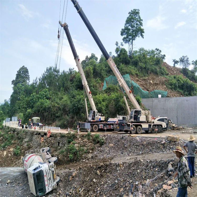 都昌县汽车掉沟里叫吊车救援要多少钱